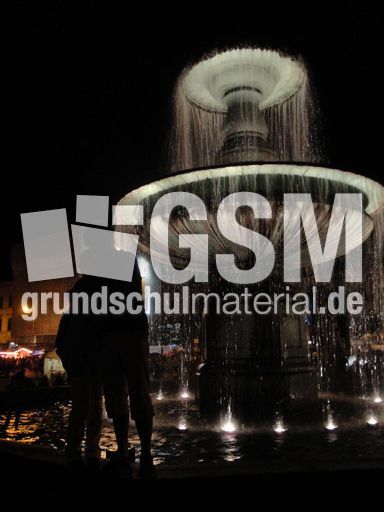 Römischer Brunnen am Professor-Huber-Platz_2.JPG